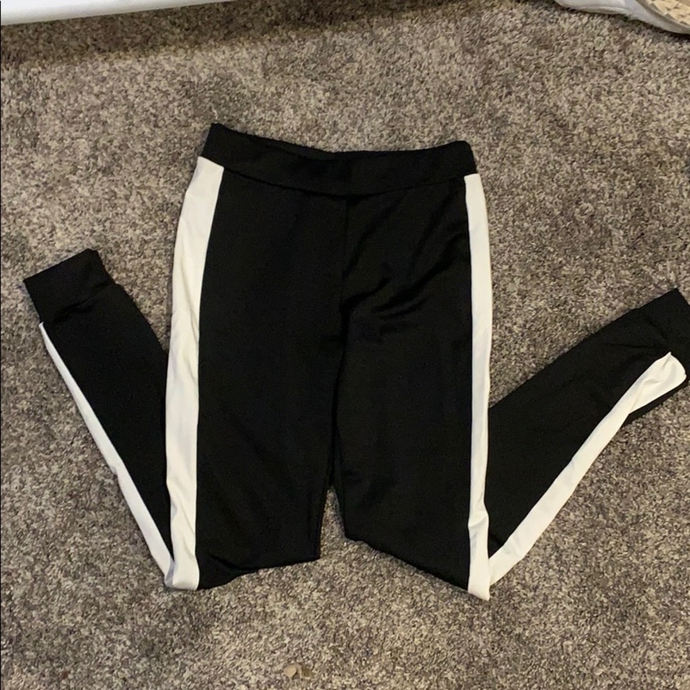 Black leggings with white stripe on side l